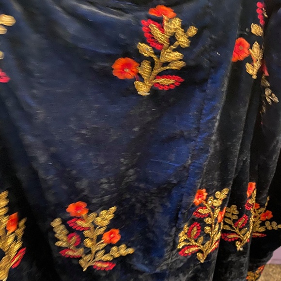 Velvetty Lahenga - Picture 3 of 3